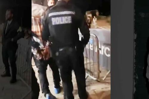 Yves Bissouma, încătușat de poliție // foto: captură YouTube