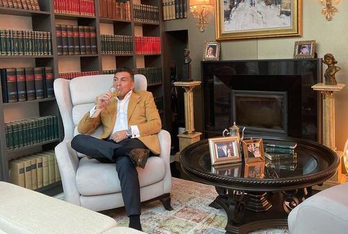 Invitat în episodul cu numărul 8 al podcastului „Profu' de Sport”, fostul mare internațional Ilie Dumitrescu (53 de ani) a dezvăluit cum a ajuns expert în artă și colecționar de tablouri.