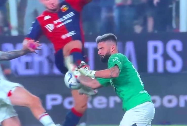 Giroud blocându-l pe Pușcaș în minutul 104