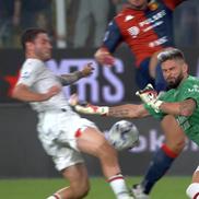 Giroud blocându-l pe Pușcaș