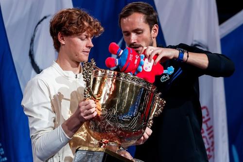 Jannik Sinner, Daniil Medvedev și jucăria de pluș Foto China Open