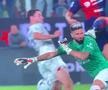 Giroud blocându-l pe Pușcaș în minutul 104