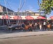 Suporterii Craiovei care au ajuns mai devreme s-au oprit la o friptură la restaurantul de lângă stadion