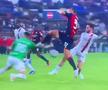 Giroud blocându-l pe Pușcaș în minutul 104