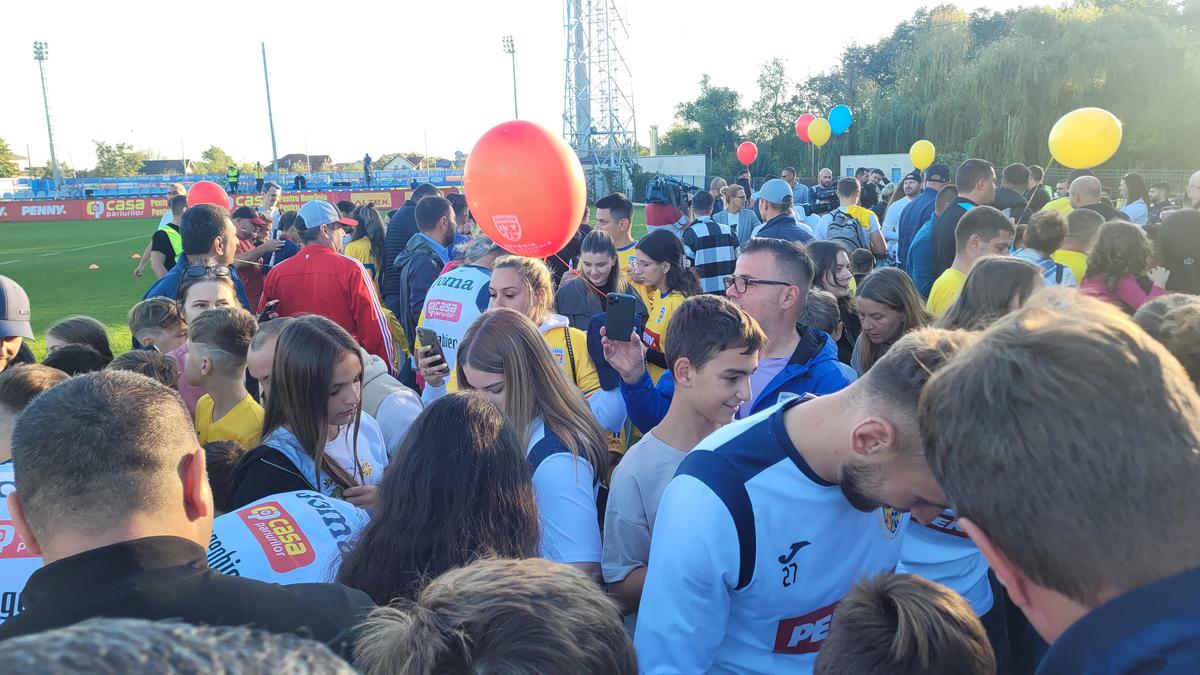 Suporterii naționalei i-au luat cu asalt pe jucători. Cine a fost cel mai solicitat + o poveste emoționantă