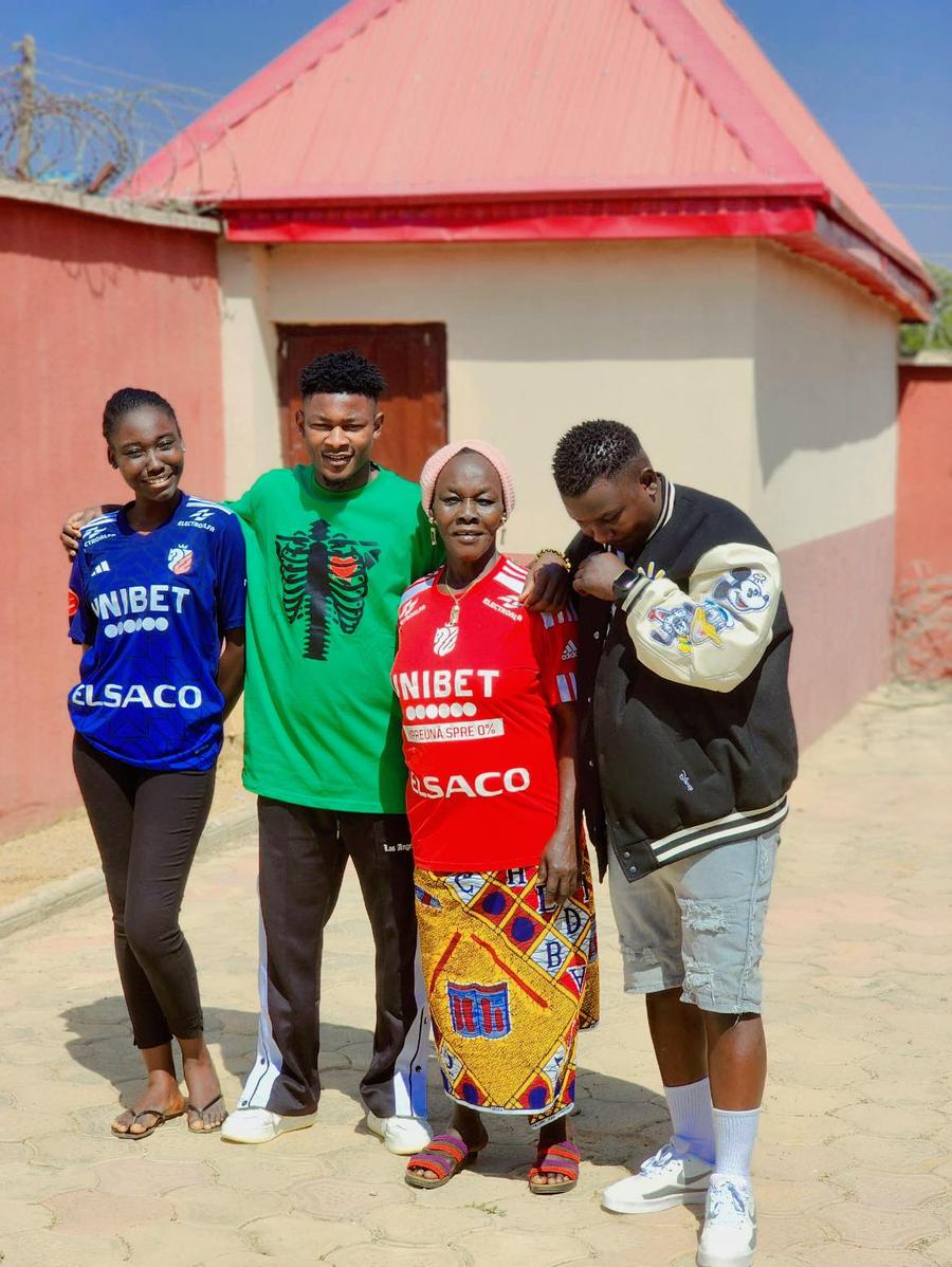 Adams Friday cu familia sa în Nigeria, mama și sora îmbrăcate în tricoul lui FC Botoșani. Sursa: facebook Ce lovitură pregătește Valeriu Iftime! „Copilul de suflet” al lui Hagi îl cere pe „Vineri de Botoșani” » Oferta incredibilă primită de moldoveni