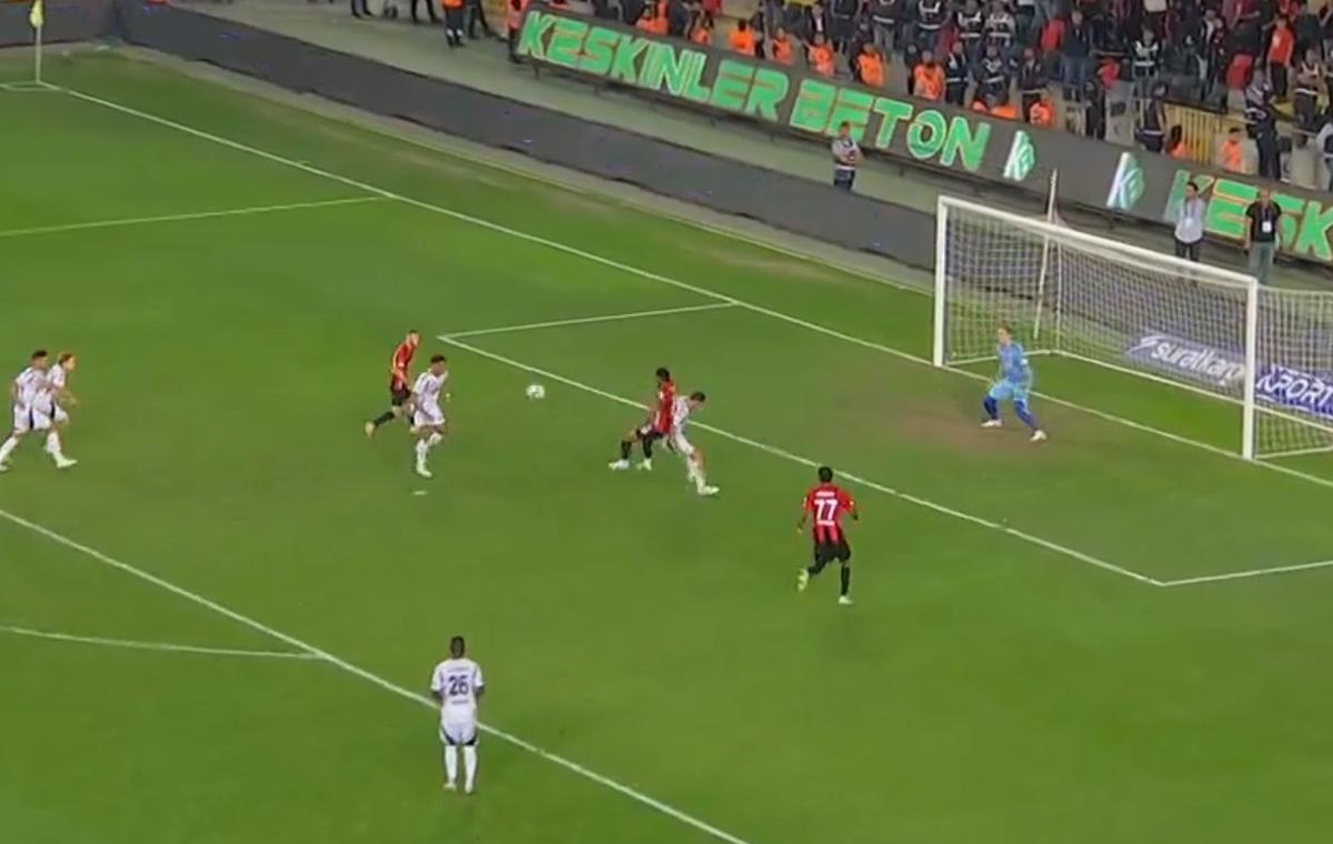 Alex Maxim, gol contra lui Besiktas