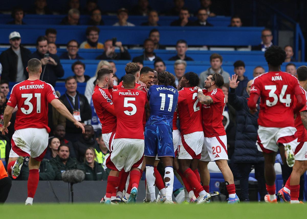 Scandal de amploare în timpul meciului din Premier League » Starul lui Chelsea, surprins când își lovește cu palma peste față un adversar