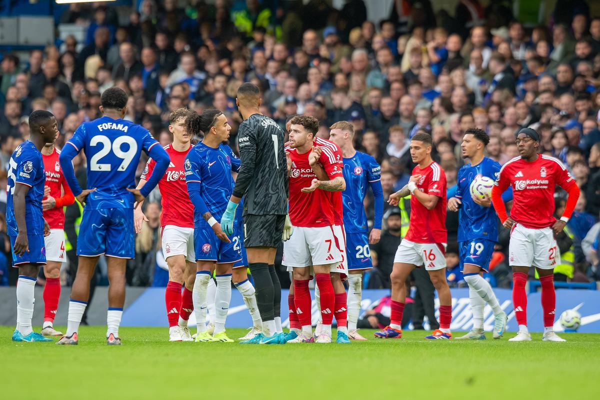 Scandal de amploare în timpul meciului din Premier League » Starul lui Chelsea, surprins când își lovește cu palma peste față un adversar