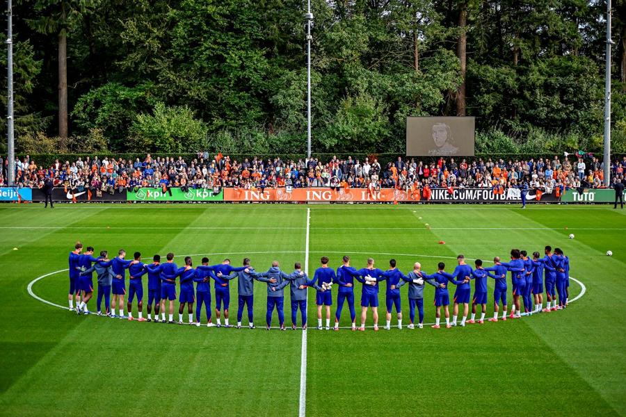 Jucătorii echipei naționale a Țărilor de Jos s-au strâns în semicerc înaintea antrenamentului de astăzi pentru a-l omagia pe Johan Neeskens / Foto: Imago Ronald Koeman, omagiu tulburător pentru regretatul Neeskens: „De mic copil, Johan era marele meu idol”