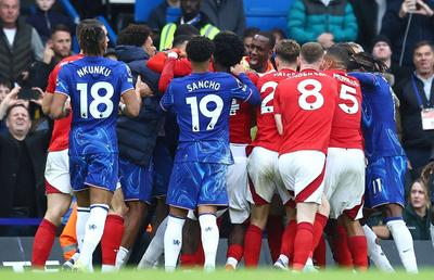 Scandal de amploare în timpul meciului din Premier League » Starul lui Chelsea, surprins când își lovește cu palma peste față un adversar