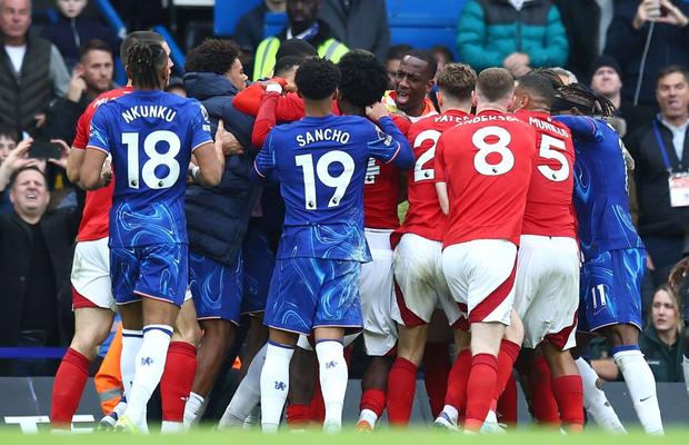Scandal de amploare în timpul meciului din Premier League » Starul lui Chelsea, surprins când își lovește cu palma peste față un adversar
