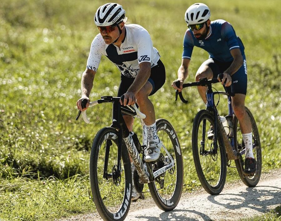 Valtteri Bottas în cursa din cadrul CM pe pietriș Foto: Instagram Valtteri Bottas, de la viteza din F1 pe două roți » A participat la Campionatul Mondial de ciclism pe pietriș!