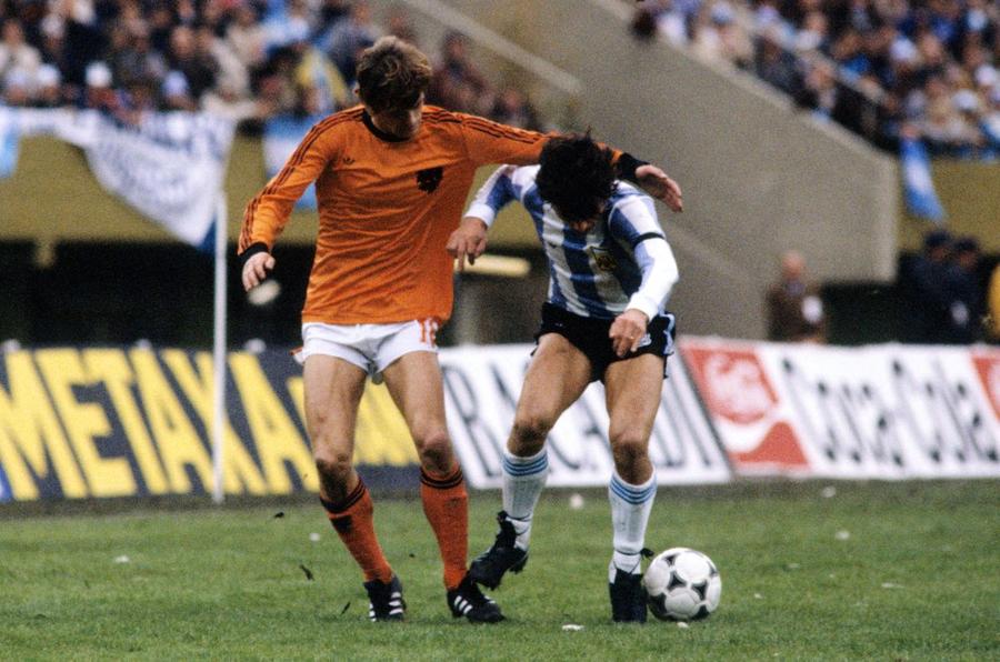 Johhny Rep (stânga, în duel cu Daniel Passarella) în final de la Buenos Aires, pierdută de Olanda în prelungiri, 1-3, în fața Argentinei / Foto: Imago Johnny Rep, alt mare star al naționalei Olandei din anii 70, se află internat la terapie intensivă » Colegii strâng bani pentru a-l salva