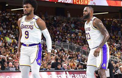S-a scris istorie în NBA! LeBron James a jucat în premieră alături de Bronny, fiul său: cum s-au descurcat cei doi