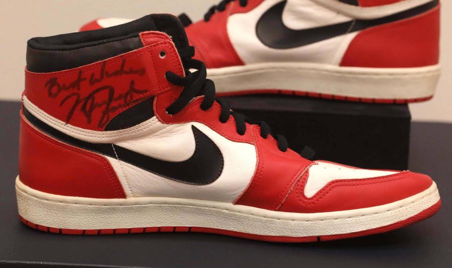 Perechea de Air Jordan semnată de Michael Jordan în 1985, foto: Imago Mărirea, decăderea și apoi convalescența unui imperiu: superbrandul Air Jordan! Motivul pentru care a început să alunece în topurile de modă