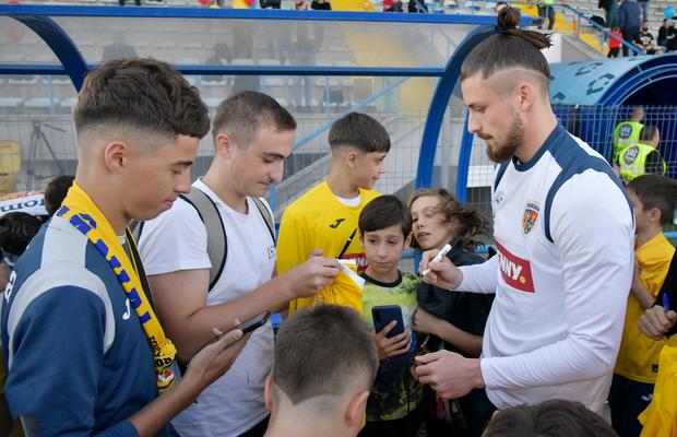 Suporterii naționalei i-au luat cu asalt pe jucători. Cine a fost cel mai solicitat + o poveste emoționantă