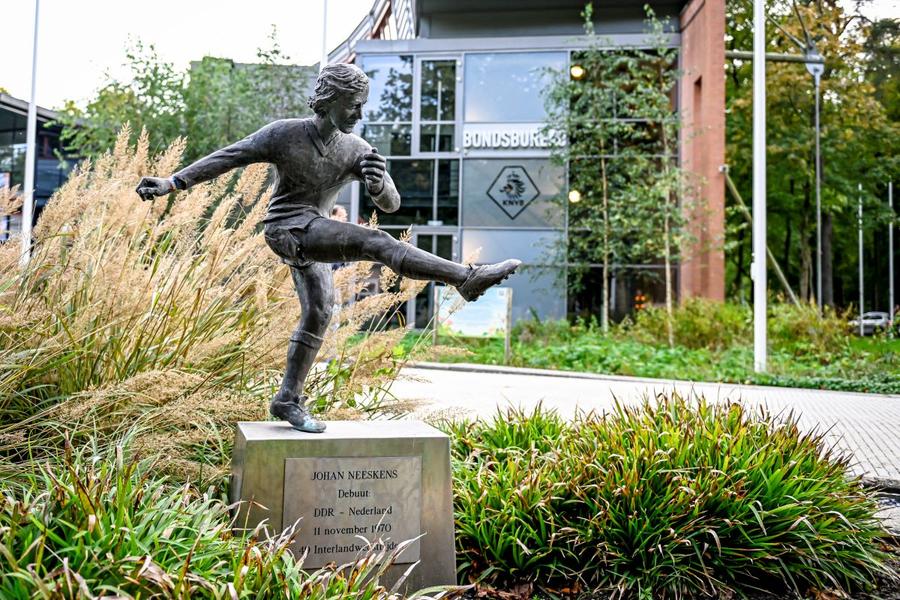 Statuia lui Johan Neeskens tronează în fața Centrului Național de pregătire al federației batave (KNVB) / Foto: Imago Ronald Koeman, omagiu tulburător pentru regretatul Neeskens: „De mic copil, Johan era marele meu idol”