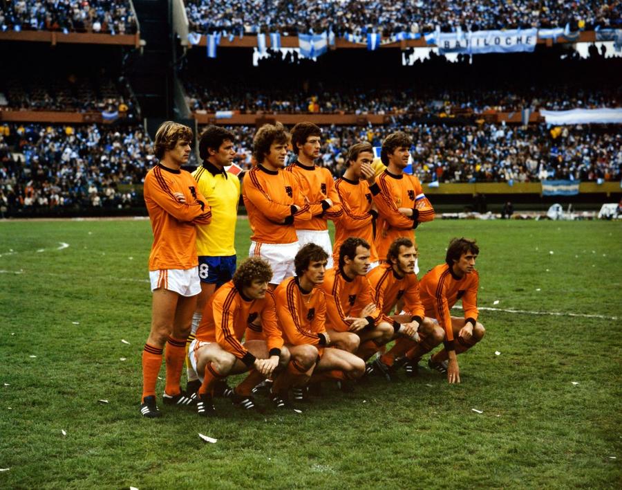 Olanda, învinsa Argentinei din finala CM 1978: Johnny Rep, Jan Jongbloed, Arie Haan, Ernie Brandts, Johan Neeskens, Ruud Krool (rândul de sus), Wim Jansen, Jan Poortvliet, Willy van de Kerkhof, Rene van de Kerkhof, Rob Rensenbrink (jos) / Foto: Imago. Johnny Rep, alt mare star al naționalei Olandei din anii 70, se află internat la terapie intensivă » Colegii strâng bani pentru a-l salva