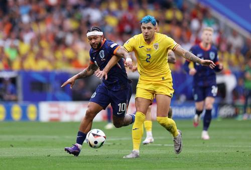 Memphis Depay (stânga) și Andrei Rațiu (dreapta) / Foto: Imago Images