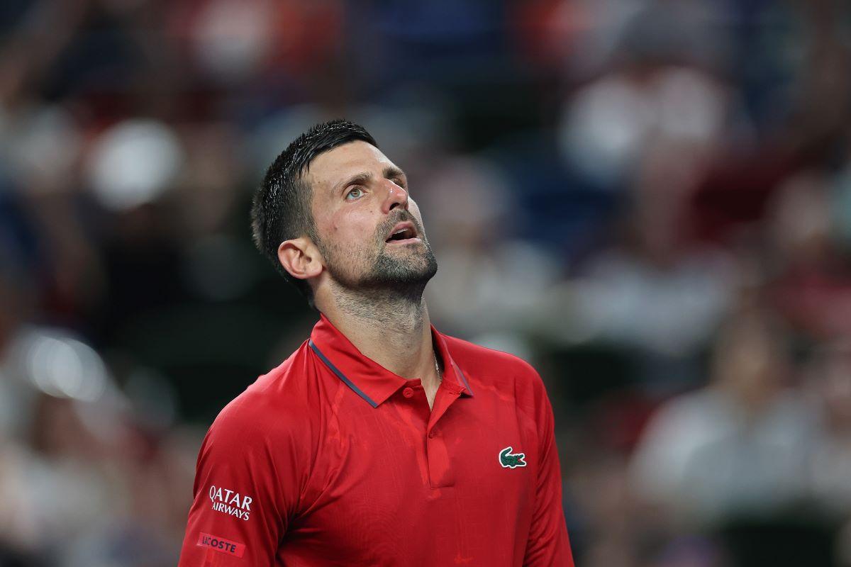 Novak Djokovic e în „sferturi” la Shanghai! Epuizat, a vomitat pe teren, dar la final a bătut un record al lui Roger Federer
