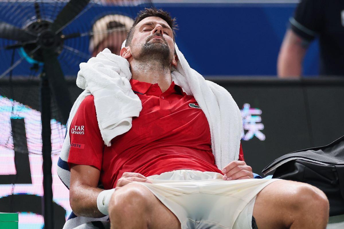 Novak Djokovic e în „sferturi” la Shanghai! Epuizat, a vomitat pe teren, dar la final a bătut un record al lui Roger Federer