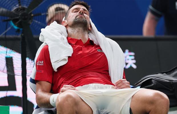 Novak Djokovic e în „sferturi” la Shanghai! Epuizat, a vomitat pe teren, dar la final a bătut un record al lui Roger Federer