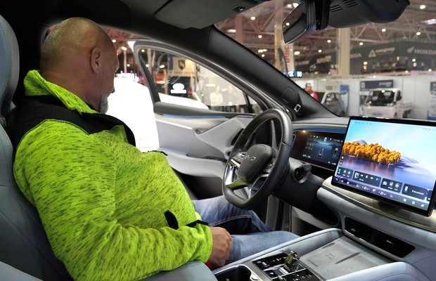 Miza pe mașini electrice » BYD și alți giganți auto își prezintă modelele cu care vor să cucerească piața la Salonul Auto de la București