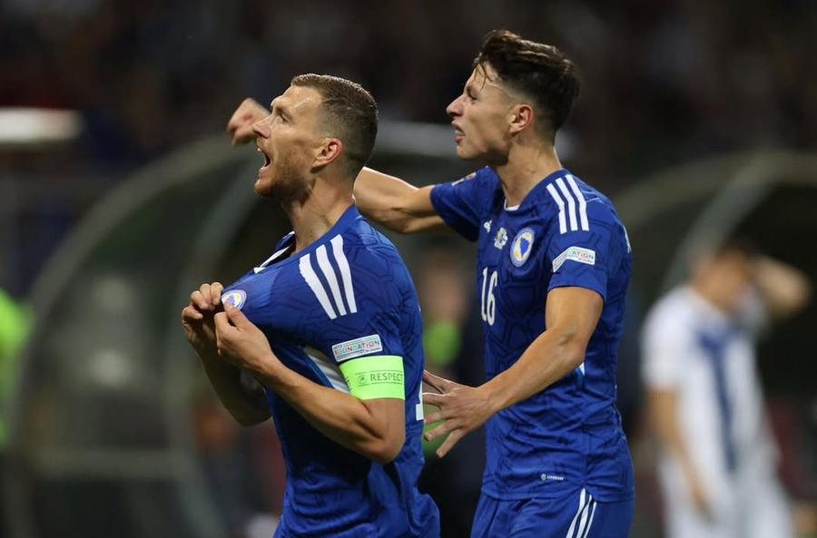Anel Ahmedhodzic alături de capitanul Edin Dzeko. Foto: Instagram Și-a anunțat retragerea de la națională dintr-un motiv incredibil: „Cel mai greu mi-a fost când tatăl meu a spus: «Nu mai este fiul meu, soția lui se ocupă cu magia neagră»”
