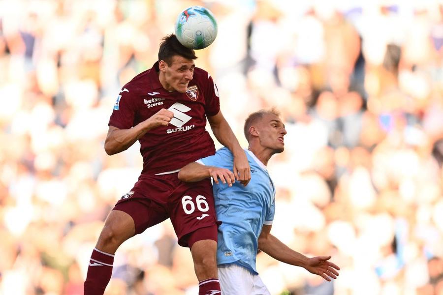 Gustav Isaksen (stânga) a jucat o jumătate de repriză în partida Lazio - Torino 3-3 / Foto: Imago Calvarul trăit de un fotbalist bolnav de mononucleoză: „Am înnebunit cu ochii doar în tavan două săptămâni!”