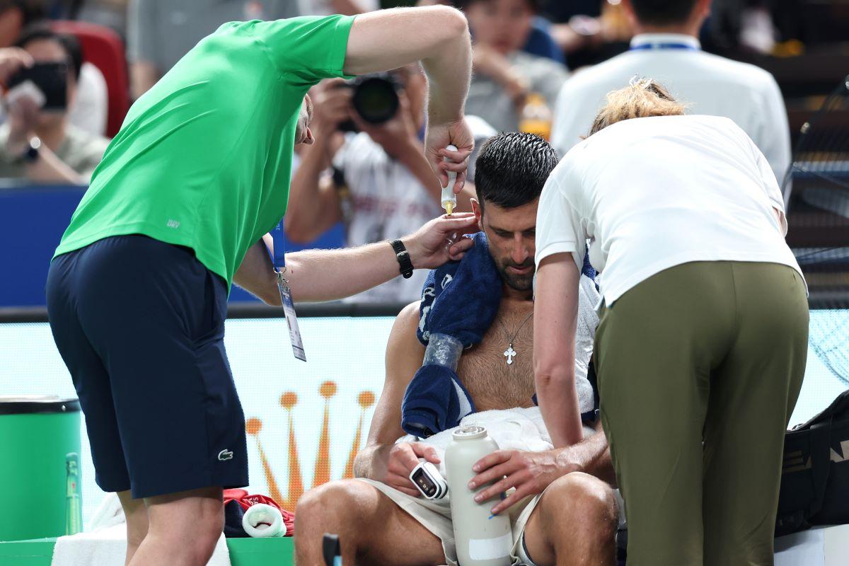 Novak Djokovic e în „sferturi” la Shanghai! Epuizat, a vomitat pe teren, dar la final a bătut un record al lui Roger Federer