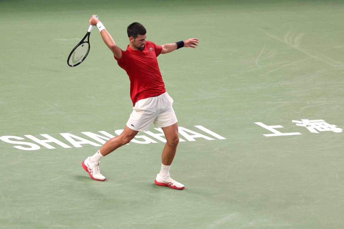 Novak Djokovic e în „sferturi” la Shanghai! Epuizat, a vomitat pe teren, dar la final a bătut un record al lui Roger Federer
