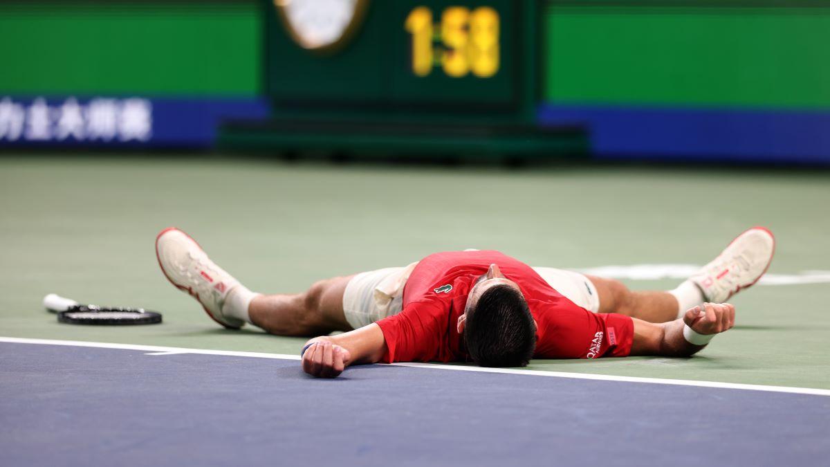 Novak Djokovic e în „sferturi” la Shanghai! Epuizat, a vomitat pe teren, dar la final a bătut un record al lui Roger Federer