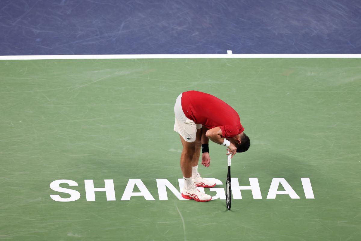 Novak Djokovic e în „sferturi” la Shanghai! Epuizat, a vomitat pe teren, dar la final a bătut un record al lui Roger Federer