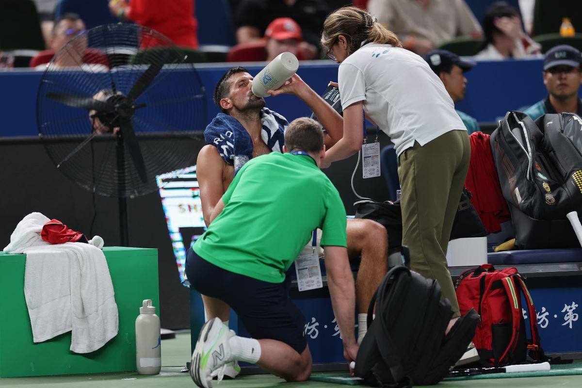 Novak Djokovic e în „sferturi” la Shanghai! Epuizat, a vomitat pe teren, dar la final a bătut un record al lui Roger Federer