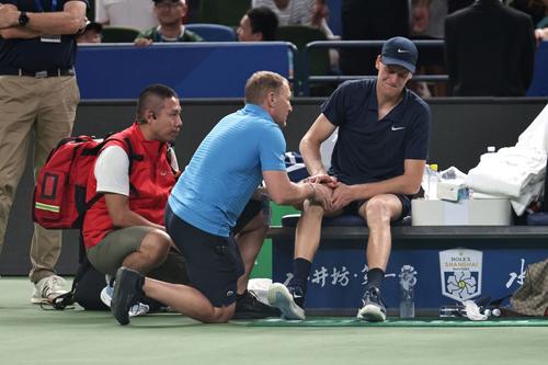 Jannik Sinner primind îngrijiri medicale la Shanghai Foto: Guliver/GettyImages