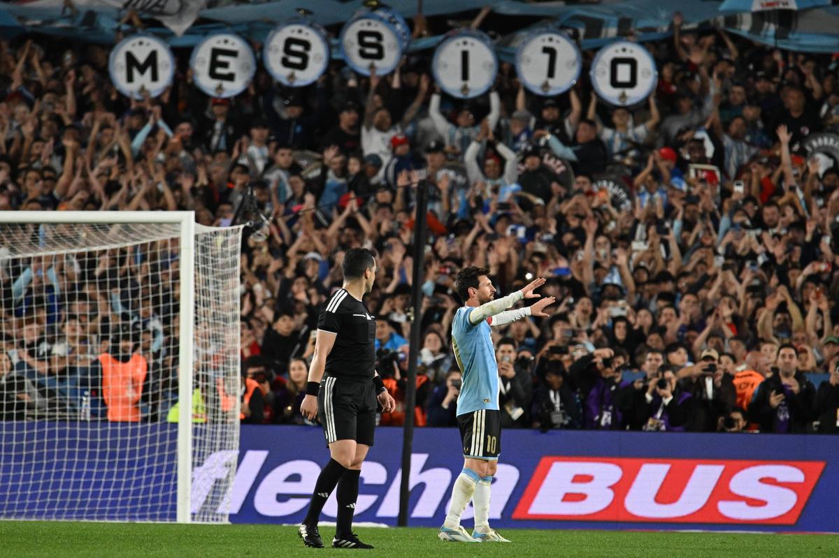 Superliga, reprezentată la retragerea lui Messi » Un jucător din campionatul nostru și un fost petrolist au evoluat pe „El Monumental”