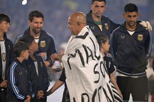 Bannerul interzis care a reapărut la despărțirea lui Messi! Leo n-a mai putut cânta imnul și a izbucnit în lacrimi
