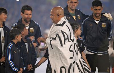 Bannerul interzis care a reapărut la despărțirea lui Messi! Leo n-a mai putut cânta imnul și a izbucnit în lacrimi
