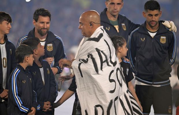 Bannerul interzis care a reapărut la despărțirea lui Messi! Leo n-a mai putut cânta imnul și a izbucnit în lacrimi