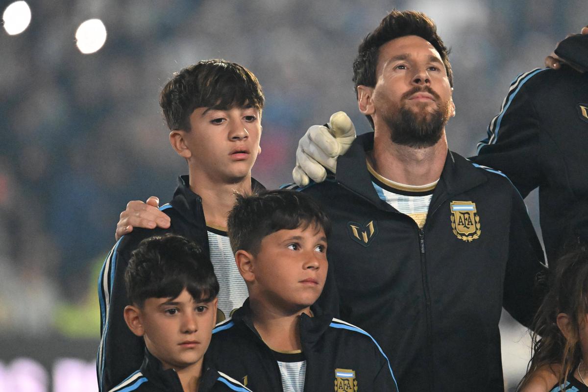 Bannerul interzis care a reapărut la despărțirea lui Messi! Leo n-a mai putut cânta imnul și a izbucnit în lacrimi