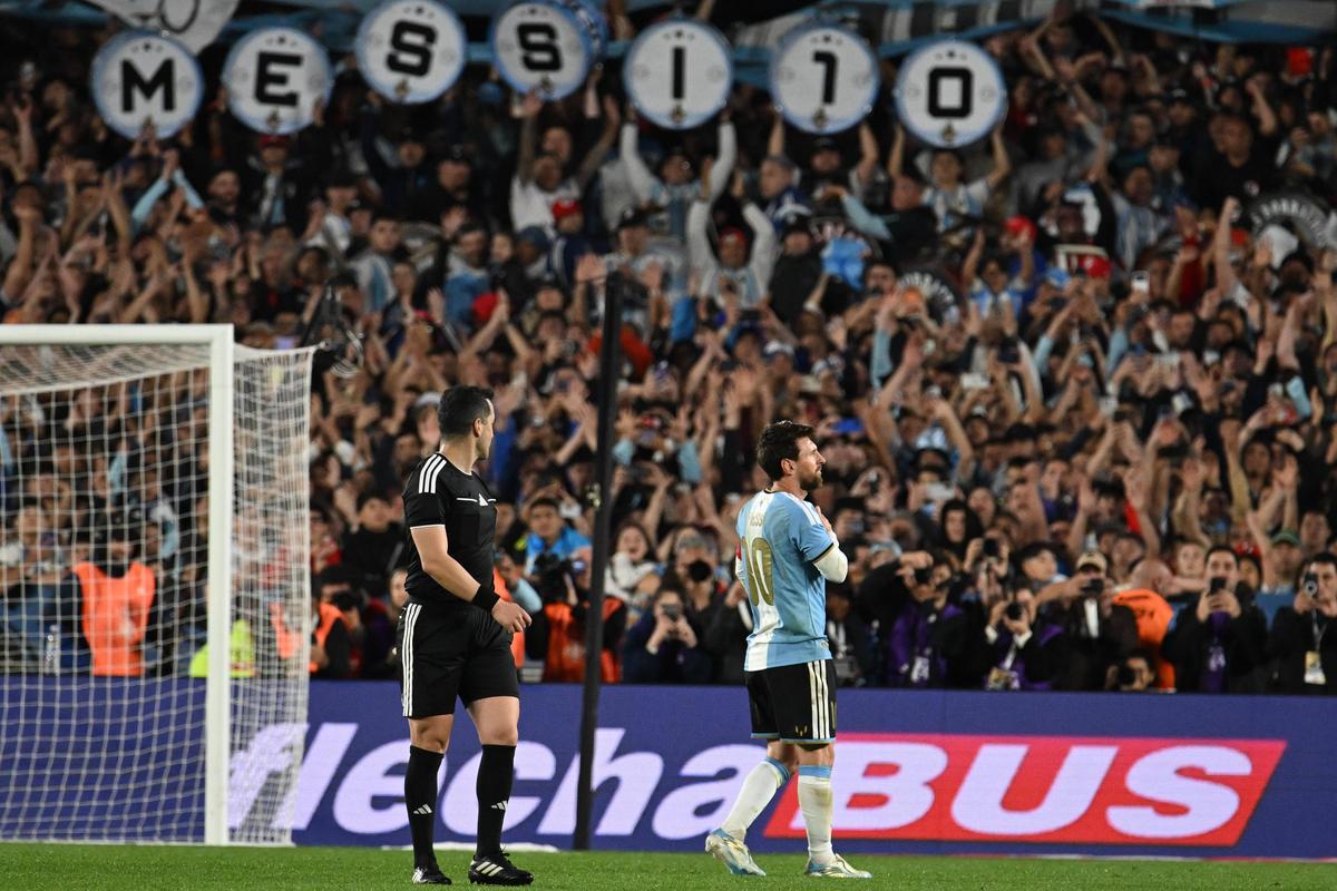 Superliga, reprezentată la retragerea lui Messi » Un jucător din campionatul nostru și un fost petrolist au evoluat pe „El Monumental”