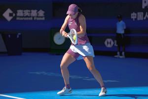 Iga Swiatek se califică în sferturile de finală la Beijing și egalează o bornă istorică a Simonei Halep