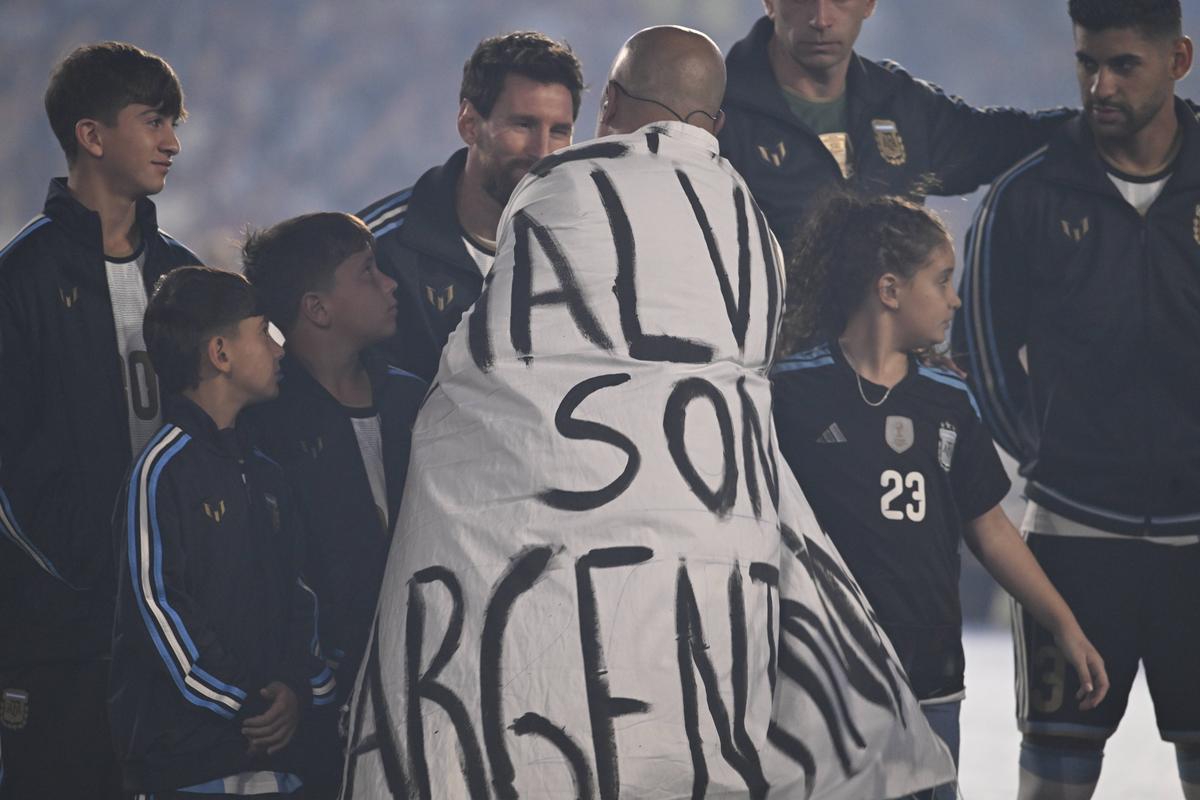 Superliga, reprezentată la retragerea lui Messi » Un jucător din campionatul nostru și un fost petrolist au evoluat pe „El Monumental”