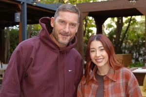 Surpriză! Francesco Totti a venit în România și s-a fotografiat alături de o artistă în vogă : „Nu în fiecare zi...”