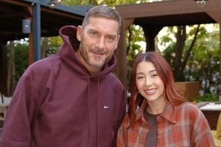 Surpriză! Francesco Totti a venit în România și s-a fotografiat alături de o artistă în vogă : „Nu în fiecare zi...”