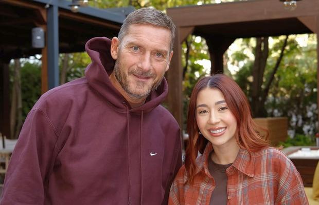 Surpriză! Francesco Totti a venit în România și s-a fotografiat alături de o artistă în vogă : „Nu în fiecare zi...”