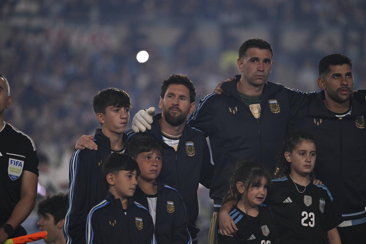 Bannerul interzis care a reapărut la despărțirea lui Messi! Leo n-a mai putut cânta imnul și a izbucnit în lacrimi