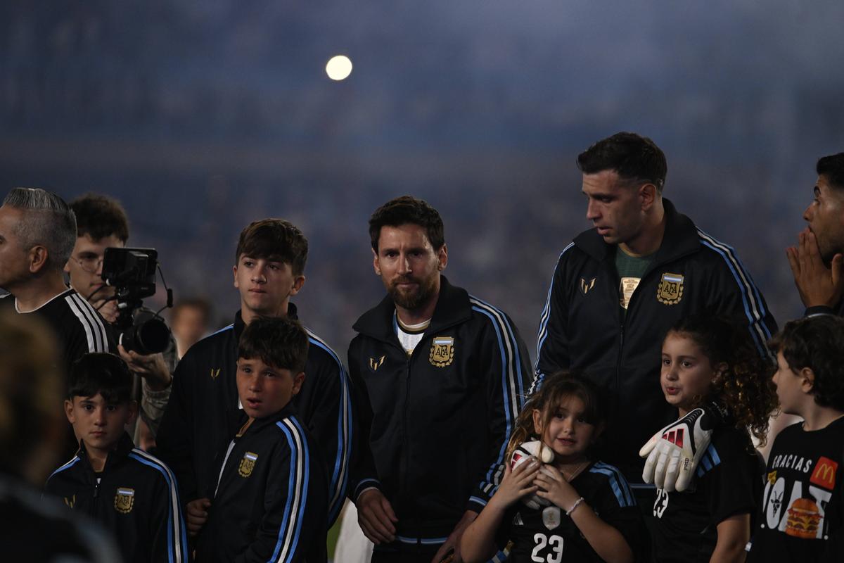 Bannerul interzis care a reapărut la despărțirea lui Messi! Leo n-a mai putut cânta imnul și a izbucnit în lacrimi