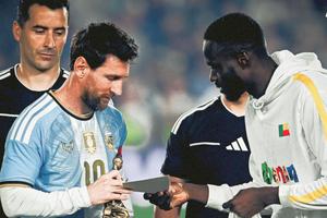 Cadoul misterios primit de Lionel Messi din partea adversarilor la meciul de retragere: „Este pentru soția ta”